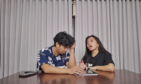 Cong TV and Viy Cortez React To Their Wedding Photos.
